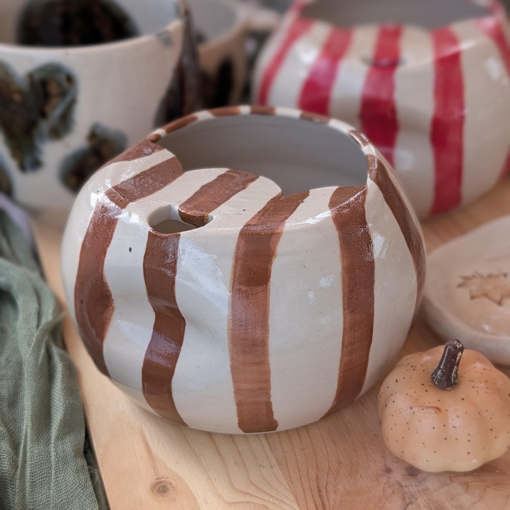 Round lidded travel mug with hand-painted brown stripes